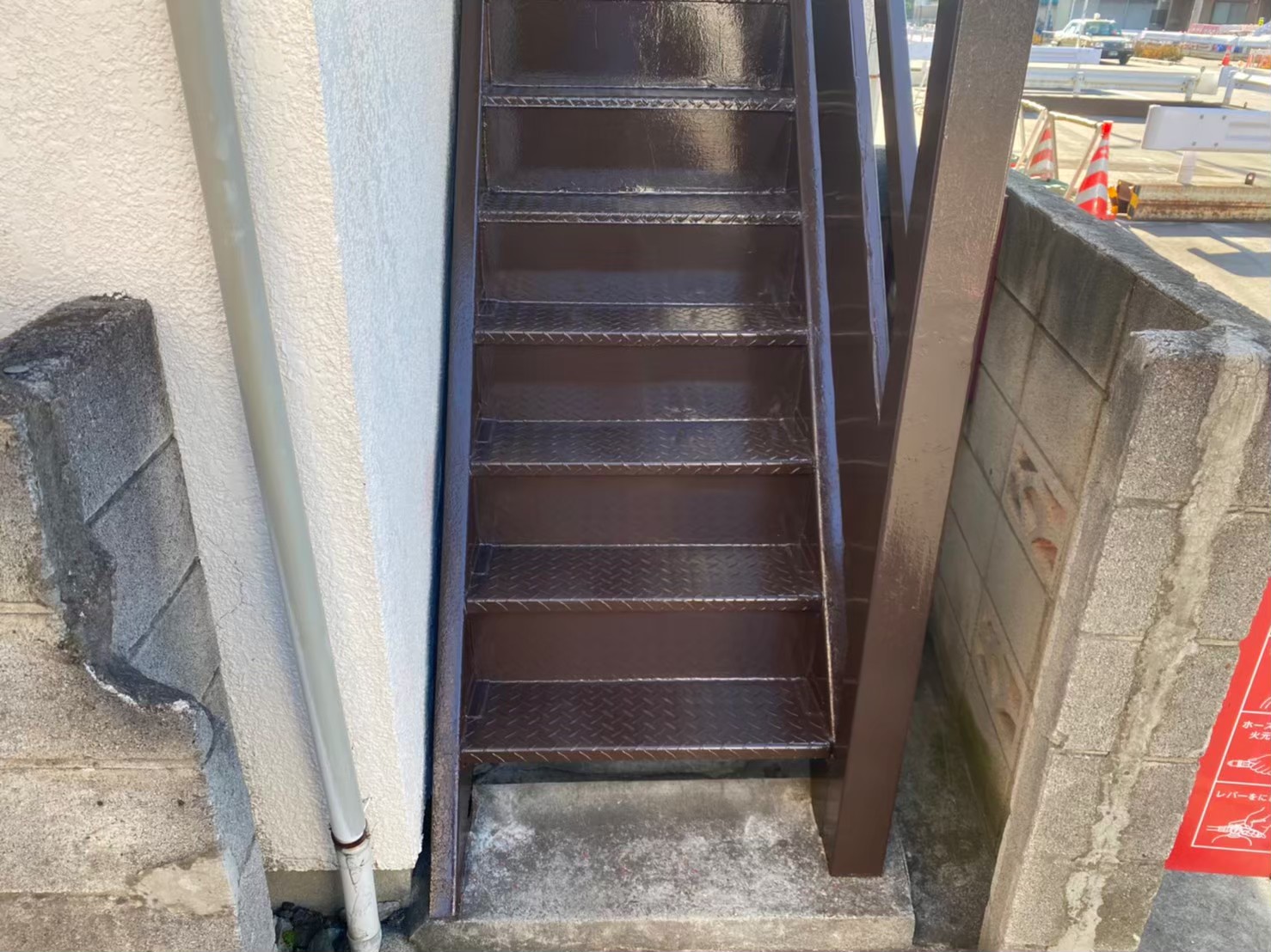 府中市にて雨漏り予防・鉄骨階段の塗装工事の施工後写真